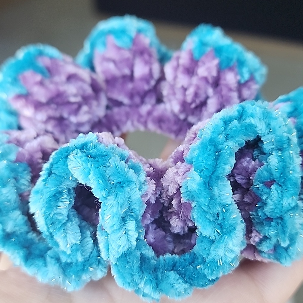 1 Scrunchie - Picture 2 of 2